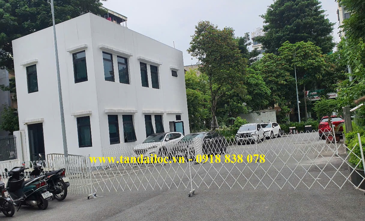 Hàng rào di động kéo tay chữ T cao 1,2m dùng trong khuôn viên UBND Phường Đống Đa Hà Nội