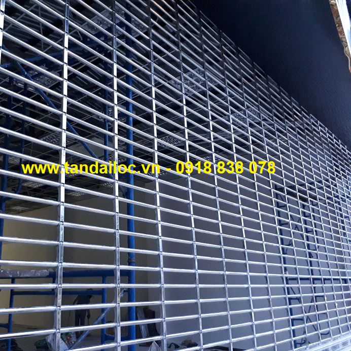 cửa cuốn lưới song ngangg inox 304