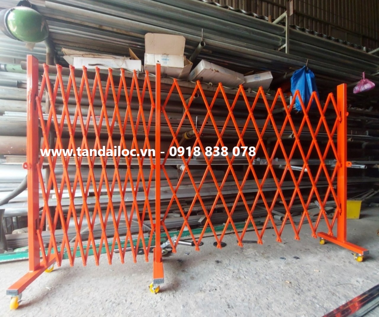 Hàng rào sắt có bánh xe DI CHUYỂN
