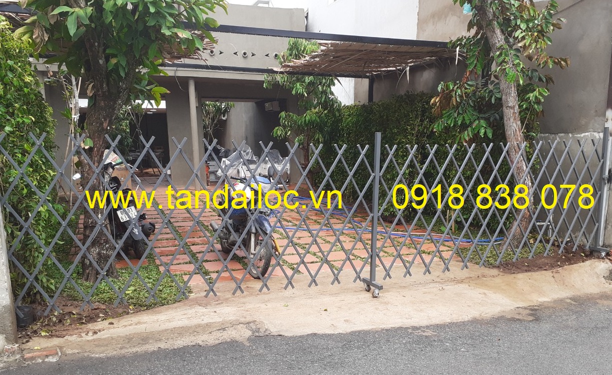 Hàng rào xếp mẫu chữ T rào trước sân nhà