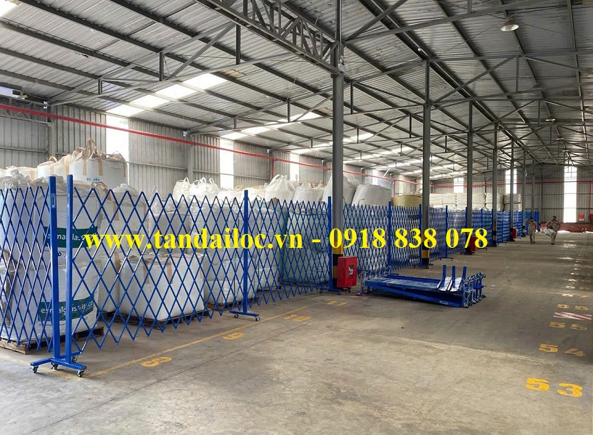 Hàng rào di động kéo tay chữ T cao 2m dùng trong khuôn viên nhà máy