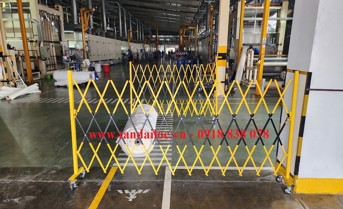 Hàng rào xếp 2 màu đen - vàng sử dụng tại nhà máy