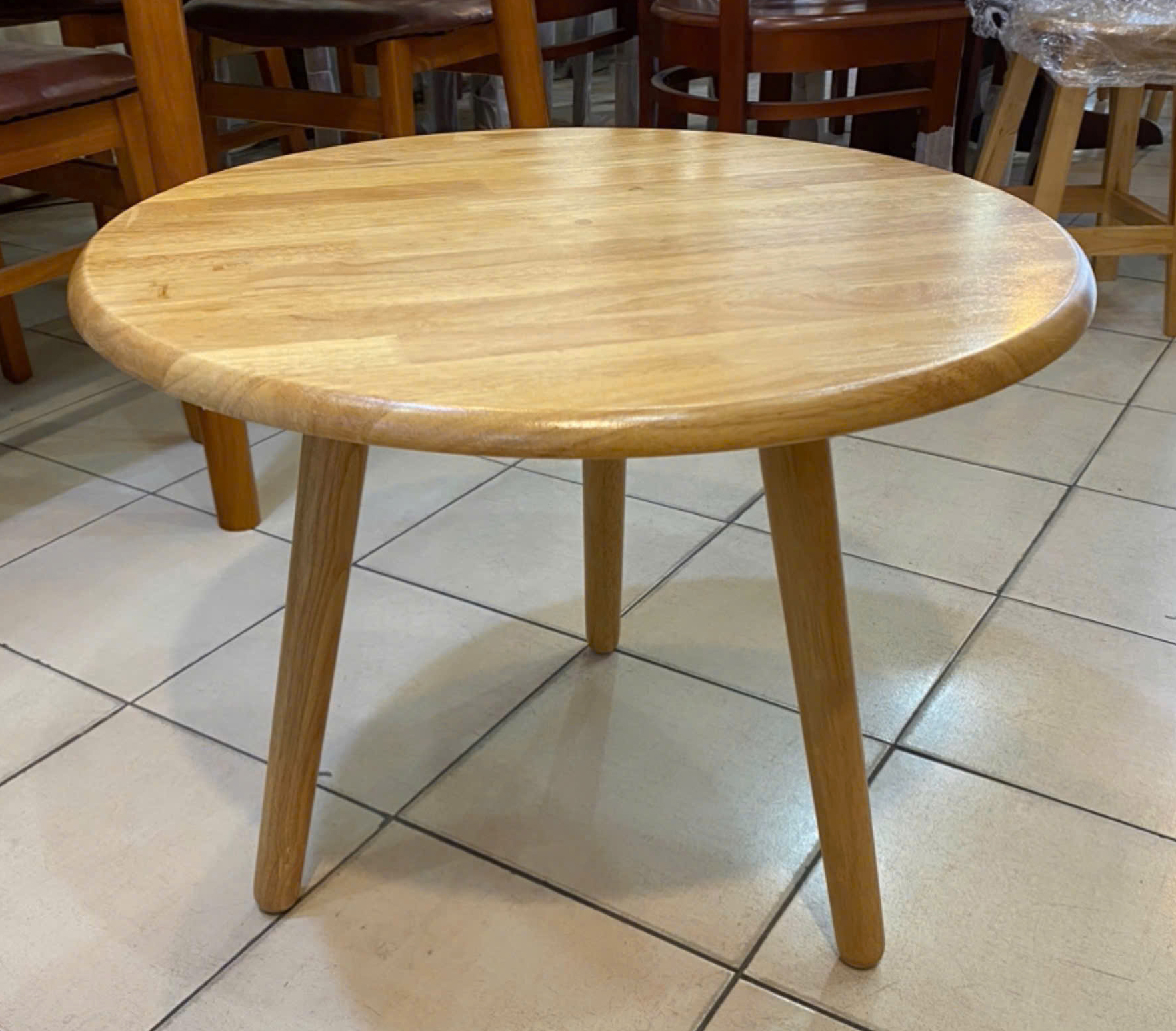 Bàn sofa mặt tròn bằng gỗ cao su, mẫu mã trẻ trung, hiện đại, sử dụng tiện lợi, phổ biến