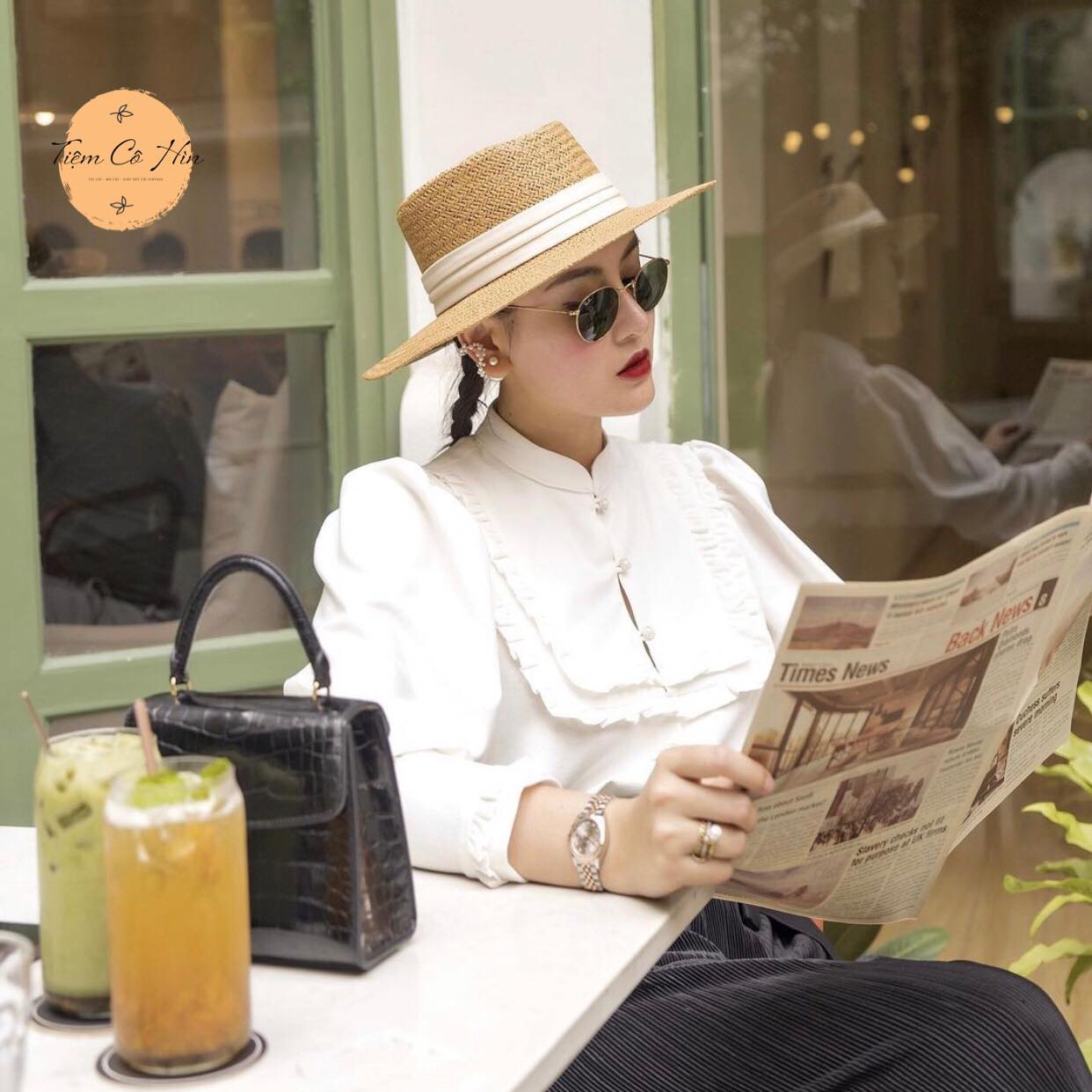Chị Hà Lad đội mũ rộng vành vành ngang của Tiệm Cô Hiền