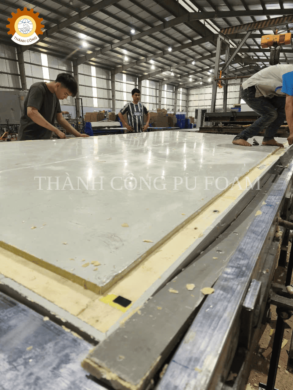 máy phun PU cách nhiệt panel