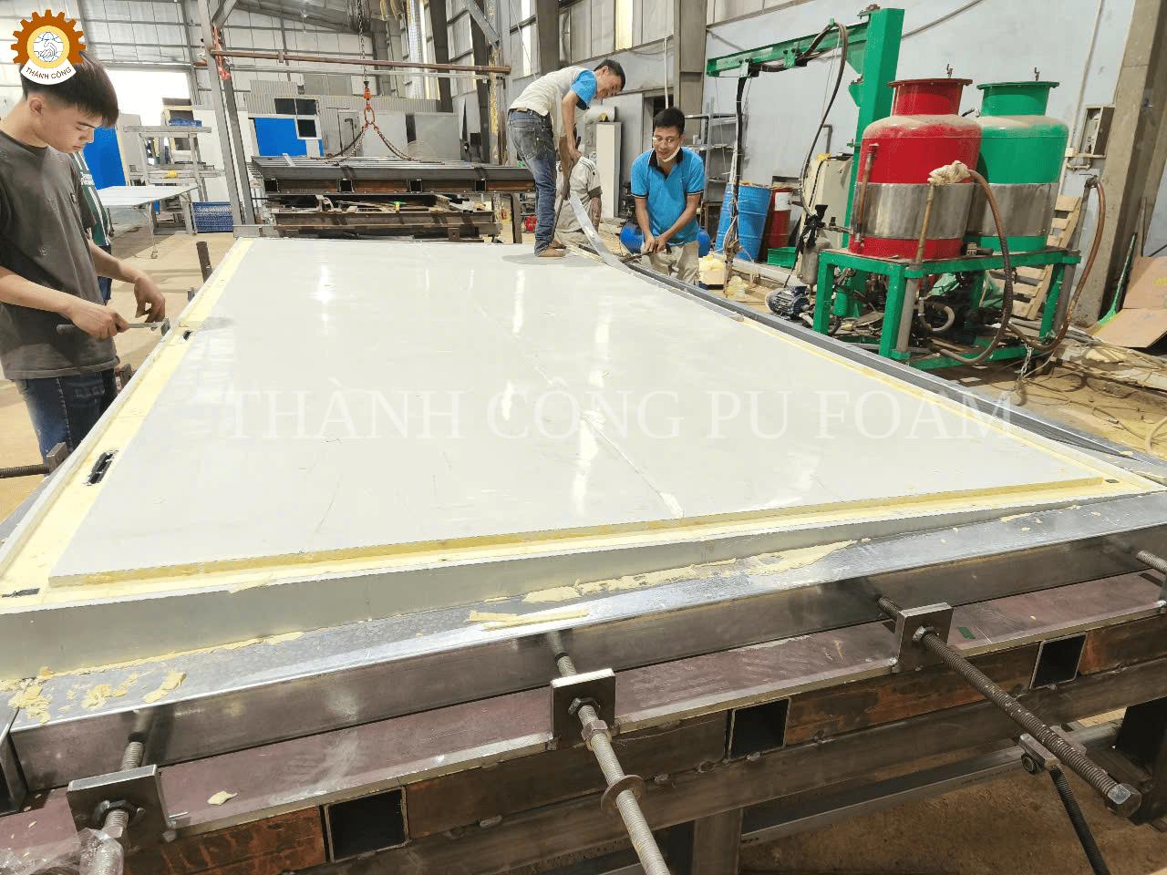sản xuất panel cách nhiệt bằng máy phun pu
