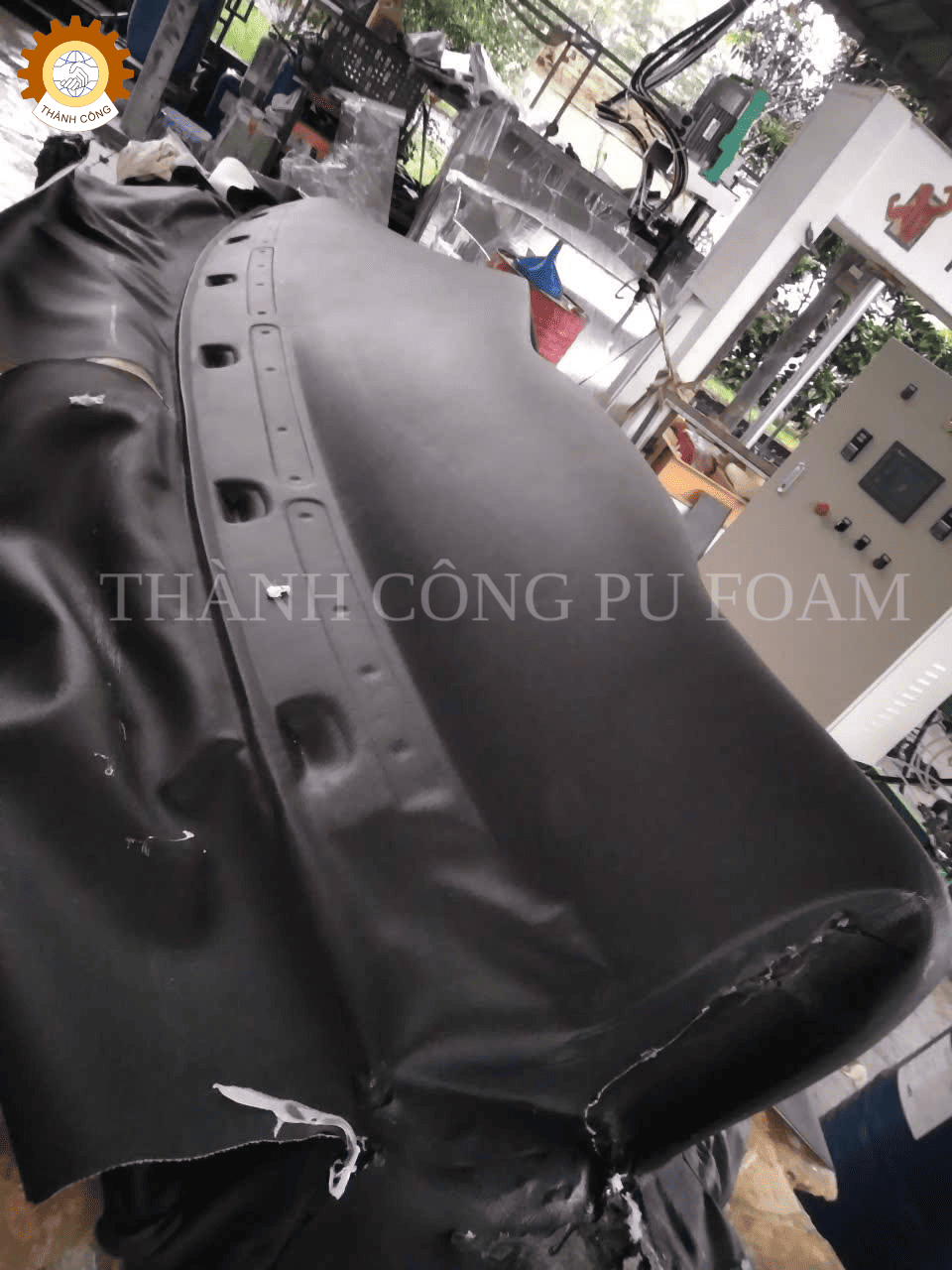 máy phun PU skin taplo ô tô