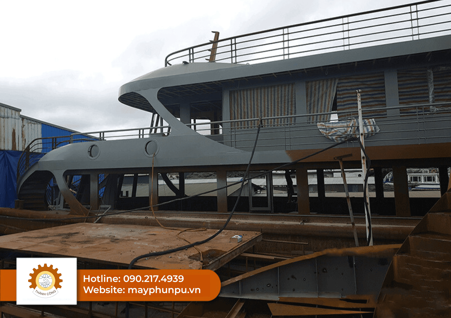 máy phun PU tàu thuyền