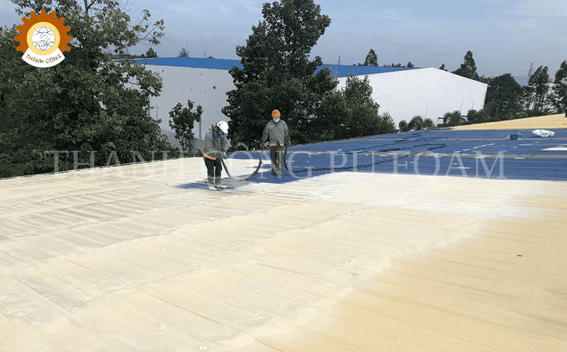 máy phun PU cách nhiệt mái tôn