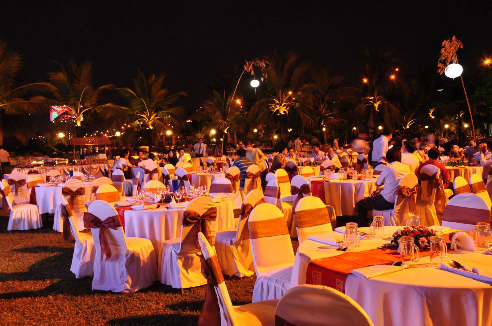 Tổ chức tiệc cuối năm