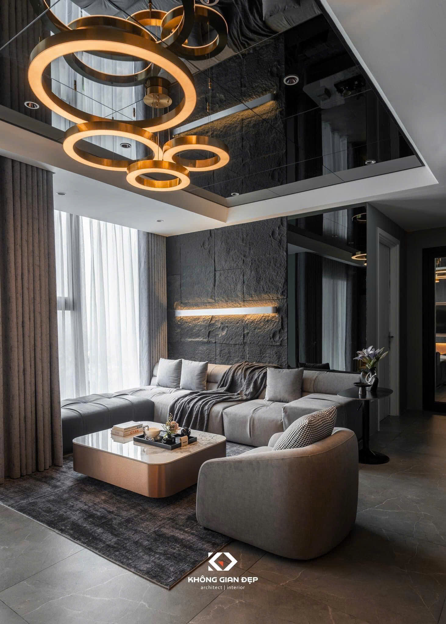 Một trong những điểm cộng lớn của Tấm Pu Giả Đá chính là khả năng thi công cực kỳ dễ dàng và không yêu cầu các phụ kiện đi kèm phức tạp. Không cần hệ khung xương, không cần nẹp, không cần keo chuyên dụng đắt tiền – bạn có thể sử dụng các vật tư phụ phổ thông, giá rẻ để lắp đặt. Điều này không chỉ giúp giảm thiểu chi phí phát sinh mà còn tiết kiệm thời gian, công sức và nhân công, đặc biệt phù hợp với các dự án thi công nhanh hoặc cải tạo nhà ở. Đặc biệt, trong những trường hợp công trình có những bức tường bị lỗi kỹ thuật – bong tróc, nứt nẻ, không đều – thì Tấm Pu Giả Đá chính là lựa chọn lý tưởng để che đi khuyết điểm một cách hoàn hảo. Sản phẩm với bề mặt giả đá chân thực, dày dặn sẽ tạo nên một lớp phủ bền đẹp, sắc sảo và không hề lộ dấu vết của phần tường cũ. 