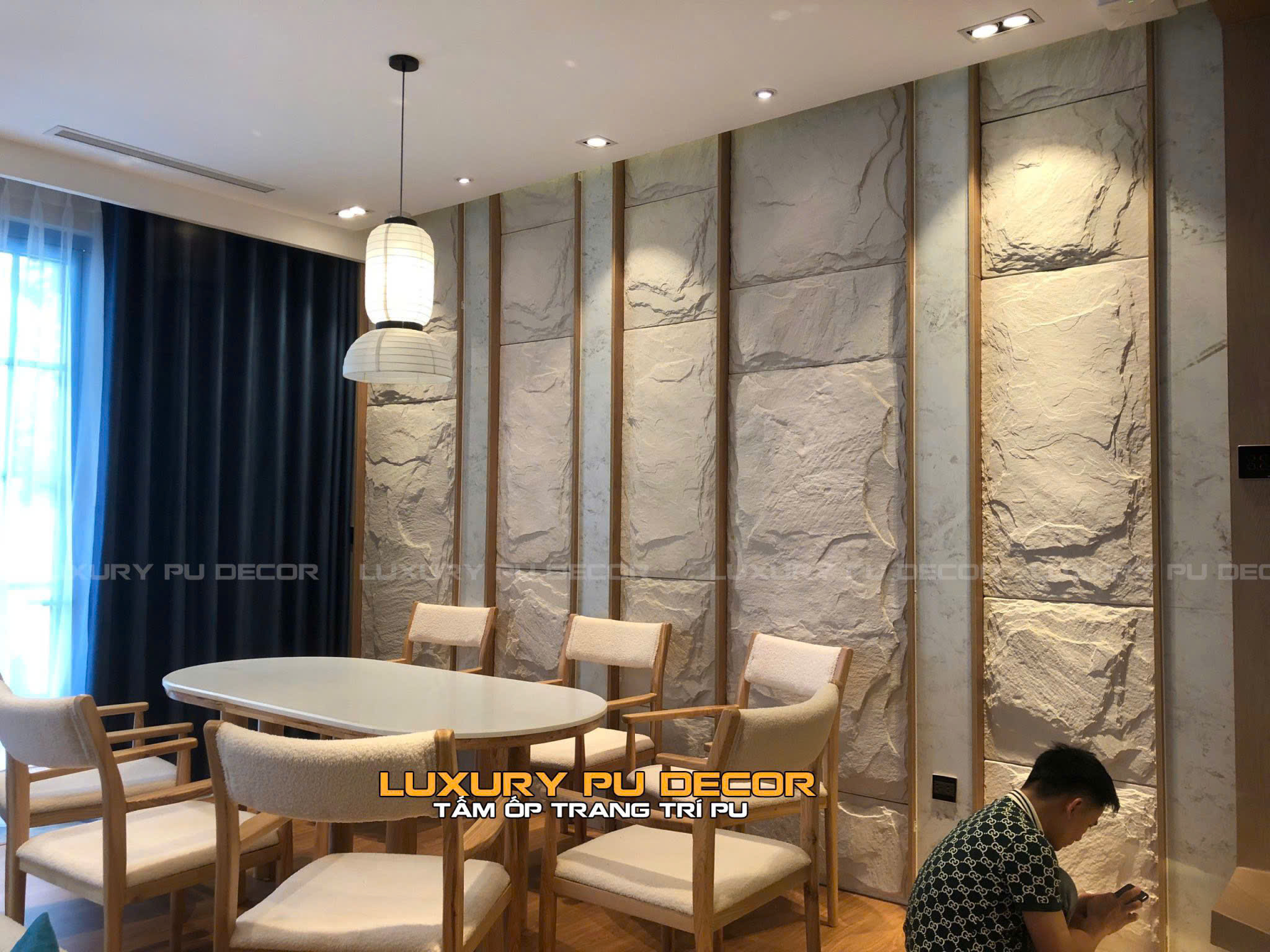 LÝ DO 02: ỐP 01 BỨC TƯỜNG – ĐÃ ĐỦ TẠO ĐIỂM NHẤN ĐẲNG CẤP Không gian sống hiện đại đề cao yếu tố thẩm mỹ tinh tế và hiệu ứng thị giác. Do đó, thay vì ốp kín toàn bộ các bức tường, xu hướng hiện nay là tập trung vào việc tạo điểm nhấn cho một bức tường duy nhất, thông qua các chất liệu nổi bật – trong đó Tấm Pu Giả Đá là lựa chọn hàng đầu. Chỉ cần ốp một bức tường trong phòng khách, phòng ngủ, khu vực làm việc hay sảnh đón tiếp – bạn đã có thể biến không gian trở nên khác biệt hoàn toàn. Vẻ đẹp của vân đá tự nhiên, sự sắc nét trong từng chi tiết, kết hợp cùng ánh sáng phù hợp sẽ giúp bức tường nổi bật như một tác phẩm nghệ thuật đích thực. Không cần quá nhiều chi tiết cầu kỳ, cũng không cần đầu tư quá lớn, một bức tường ốp Tấm Pu Giả Đá đủ để nâng tầm không gian, tạo cảm giác hiện đại, sang trọng và chuyên nghiệp. Đây cũng chính là lý do khiến các nhà thiết kế nội thất, kiến trúc sư ưu tiên sử dụng dòng vật liệu này trong các dự án cao cấp.