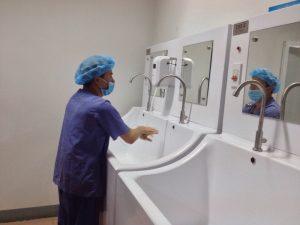 bon-rua-tay-y-te-vo-trung-phau-thuat