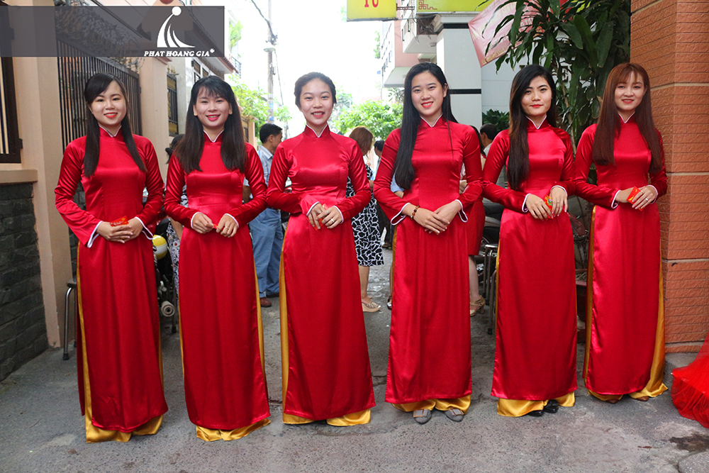đội ngũ bưng mâm quả