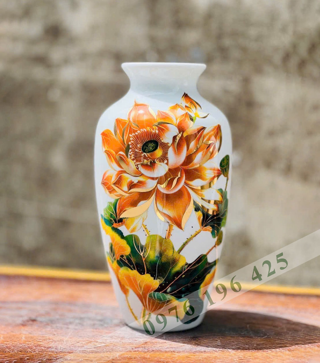 Lọ hoa Bát Tràng vẽ sen 3D vàng kim