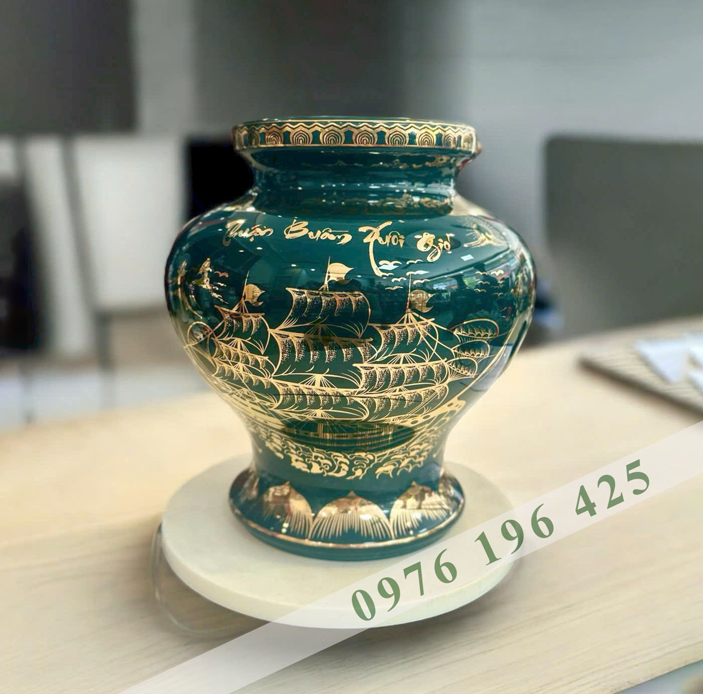Lọ hoa quà tặng vuốt tay vẽ vàng thuận buồm xuôi gió