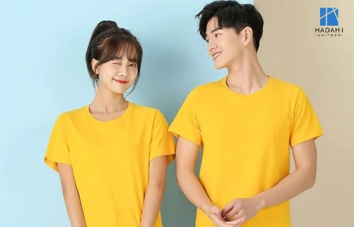 Áo thun cổ tròn tối giản